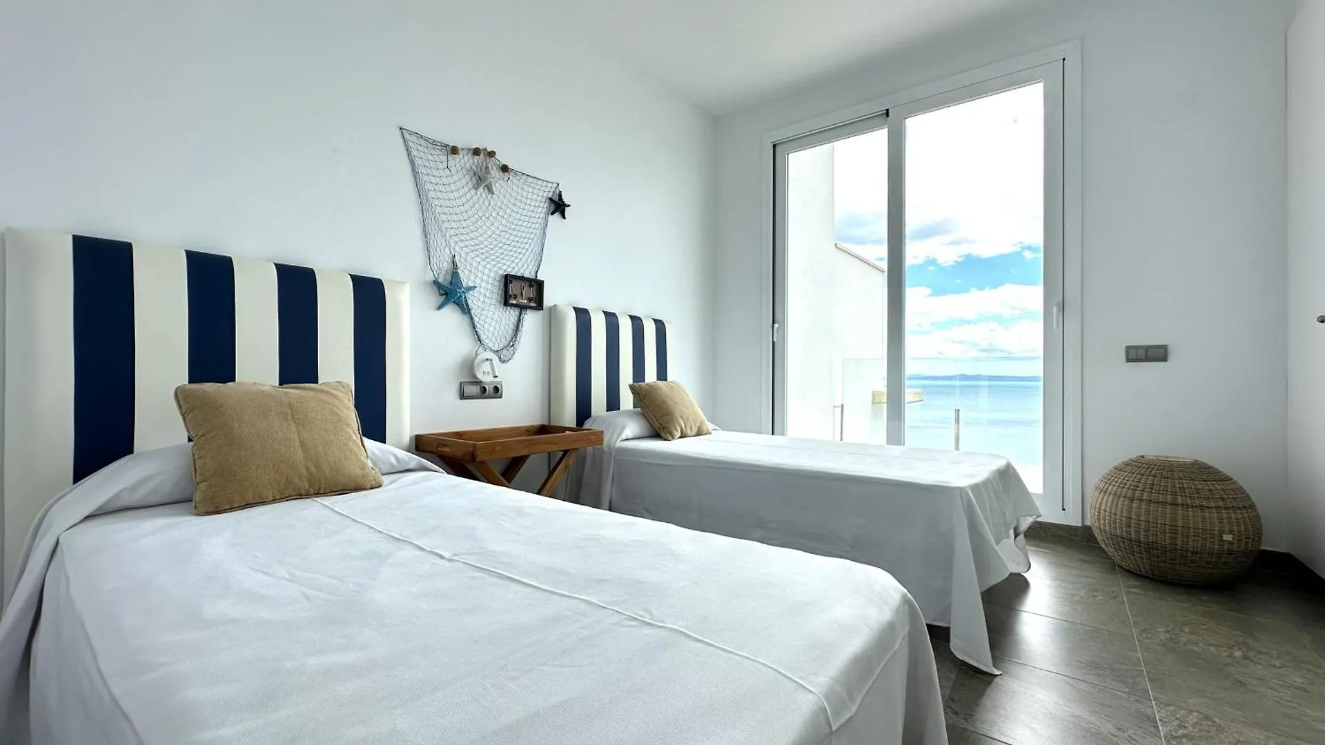 Agi Turo Villa Roses 0*,  İspanya